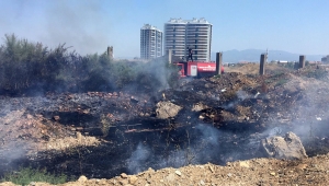 Elektrik telleri koptu, boş arazide yangın çıktı (VİDEO)