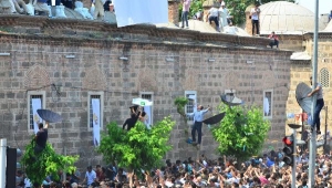 Binlerce kişi, mesir macunlarından kapmak için birbiriyle yarıştı