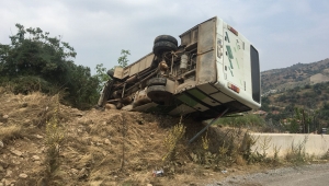 Tarım işçilerini taşıyan minibüs devrildi: 13 yaralı