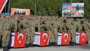 Manisa'da bedelli askerler önce yemin etti sonra da terhis oldu