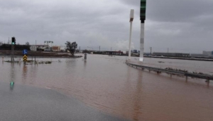 Dere taştı; İstanbul-İzmir yolu su altında kaldı