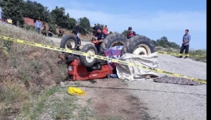 Devrilen traktörün altında kalıp öldü