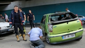 Otomobil, köprülü kavşakta takla attı: 2 yaralı