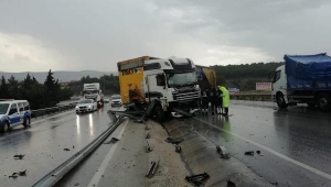 Makas attığı iddia edilen TIR, bariyerlere çarptı