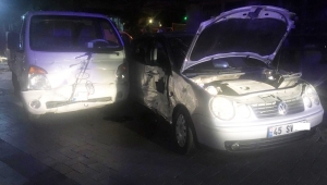 Polisin dur ihtarına uymayan kamyonet otomobile çarptı: 3 yaralı