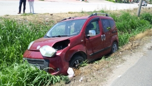 Hafif ticari araç yol kenarına devrildi: 1 yaralı