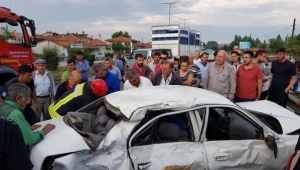 Kavşakta TIR otomobil ile çarpıştı: 1 ölü, 2 yaralı