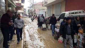 Sokaklar çamur deryasına döndü; vatandaşlar isyan etti