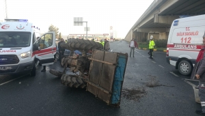 Otomobille çarpışan traktör yan yattı: 2 yaralı