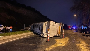 Turgutlu- Manisa Karayolunda TIR devrildi: 2 kişi Yaralandı