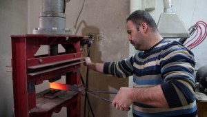 Geleneksel Türk kılıçlarını asırlık teknikle yeniden üretiyor