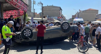 Motosikletteki yaralılar, çarpıp takla atan otomobilin altında kalmaktan son anda kurtuldu