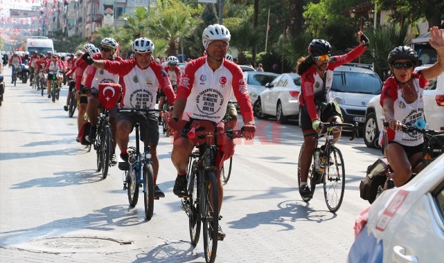 Bisikletlilerin taşıdığı "İstiklal Bayrağı" Turgutlu'ya ulaştı