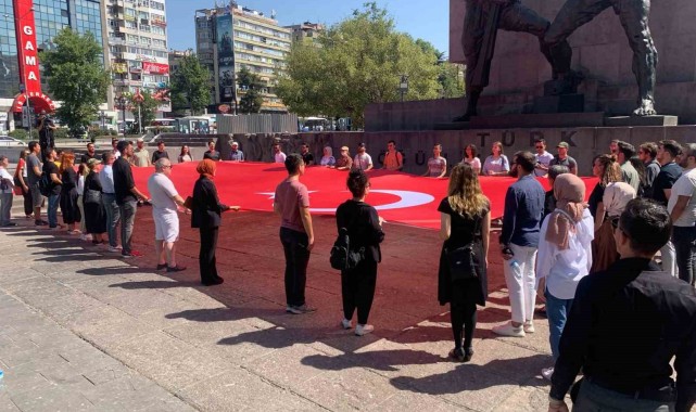 Başkent'te şehitler için saygı duruşu