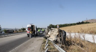 Bariyerlere çarpan araç yan döndü: 4 yaralı