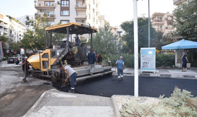 Büyükşehirden asfaltta pazar mesaisi