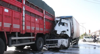 Kula'daki zincirleme kaza güvenlik kamerasına yansıdı