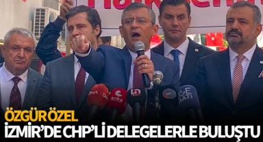 Özgür Özel, İzmir'de CHP'li delegelerle bir araya geldi