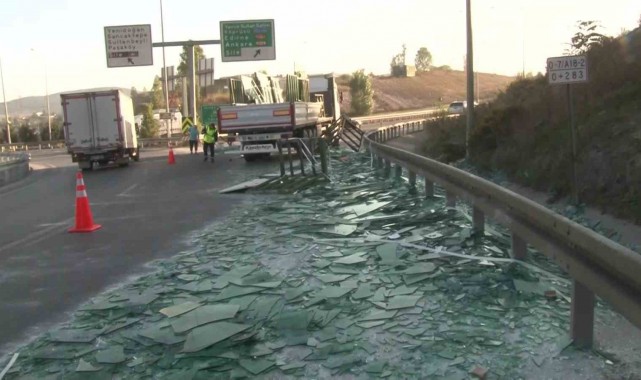 Virajı alamayan tırın üzerindeki camlar yola savruldu