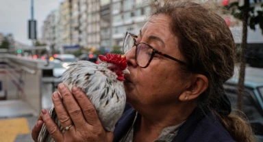 İzmir'de 'Bıdık' isimli horozuyla gezen kadın görenleri şaşırtıyor