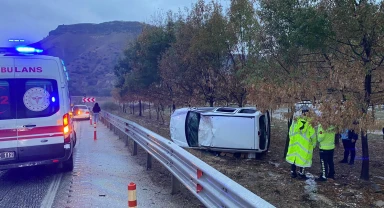 Manisa'da bariyerlere çarpan araç yan yattı: 1 yaralı