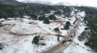 İzmirliler Manisa'nın Spil Dağına akın etti