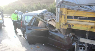 Manisa'da kamyonet TIR'a arkadan çarptı: 3 ölü, 1 ağır yaralı