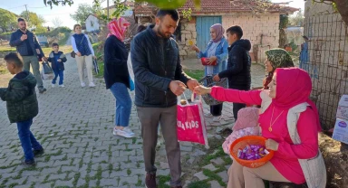 Manisa'da o mahallenin genci yaşlısı bayram şekeri topluyor