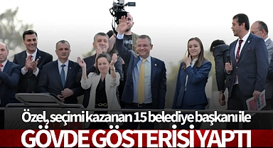 Özel, seçimi kazanan 15 belediye başkanı ile gövde gösterisi yaptı