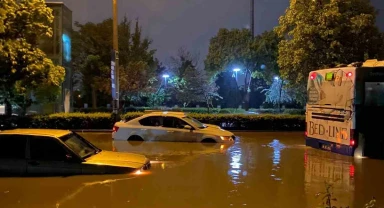 Ankara'da sağanak yağmur nedeniyle ev ve iş yerlerini su bastı, araçlar mahsur kaldı