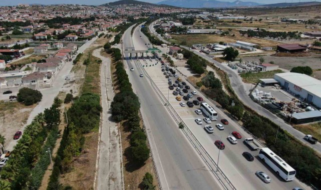 Alaçatı Gişelerinde yüzlerce metre araç kuyruğu