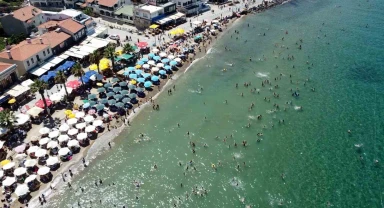 Foça'da tatilci yoğunluğu: Plajlar tıklım tıklım