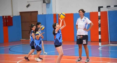 Yaz spor okulu voleybol kursları ilgi görüyor