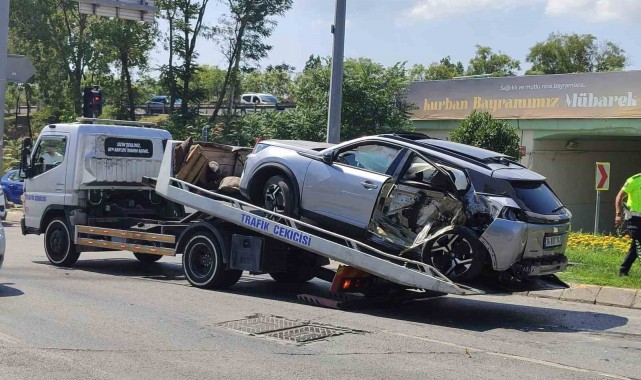 Kırmızı ışıkta geçen minibüs otomobile çarptı: 1'i ağır 6 yaralı