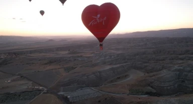 Sıcak hava balonları 15 Temmuz'da Türk bayrağı ve pankartlarla havalandı