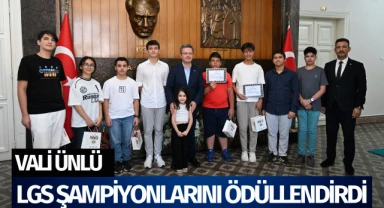 Vali Ünlü, LGS şampiyonlarını ödüllendirdi