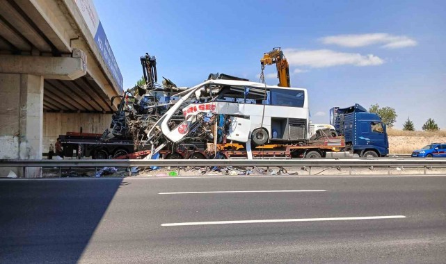 9 kişinin öldüğü hurdaya dönen otobüs yoldan kaldırıldı, trafik akışı normale döndü