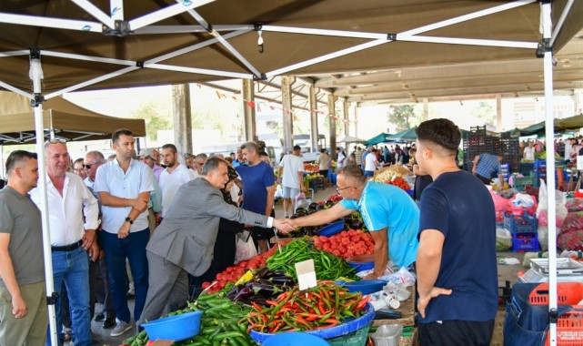 Başkan Balaban Muradiye Pazaryeri'nde esnaf ziyareti yaptı