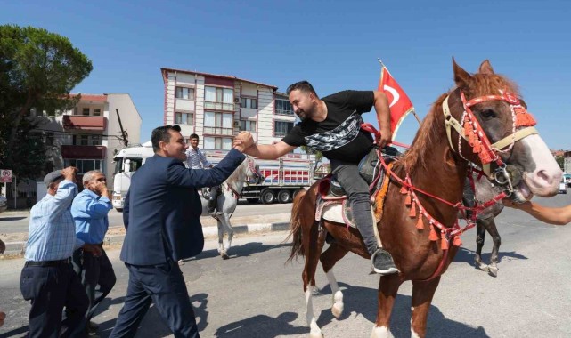 Başkan Zeyrek ilçe girişinde atlı birliklerle karşılandı