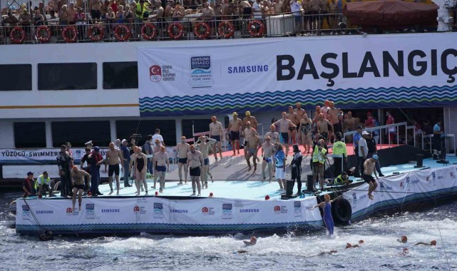 Binlerce yüzücü 36'ncı kez kıtaları kulaçlarıyla birleştirdi