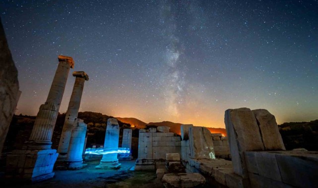 Sardes Antik Kenti, samanyolu ve perseid meteor yağmurunu buluşturdu