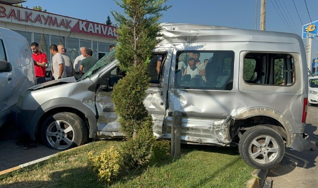 TIR ile hafif ticari araç çarpıştı 2 Yaralı