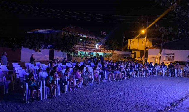 Yunusemre'de açık hava sinema akşamları başladı