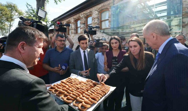 Cumhurbaşkanı Erdoğan'dan gazetecilere kandil simidi ikramı