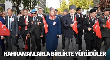 Kahramanlarla birlikte yürüdüler