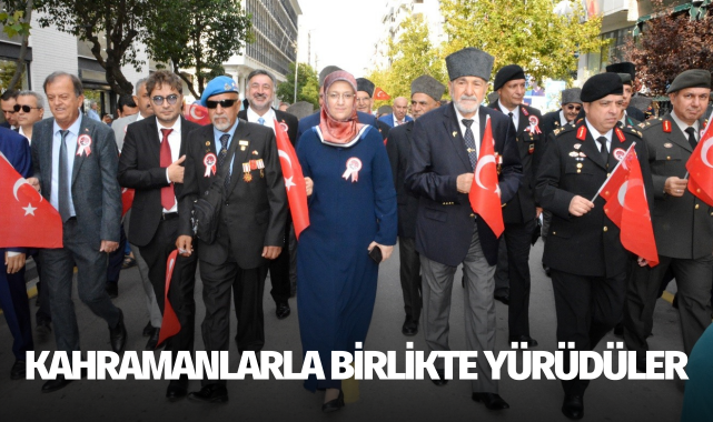 Kahramanlarla birlikte yürüdüler