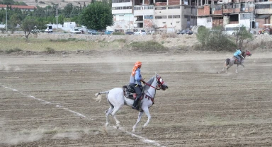 Kula'da atlı cirit müsabakaları nefes kesti