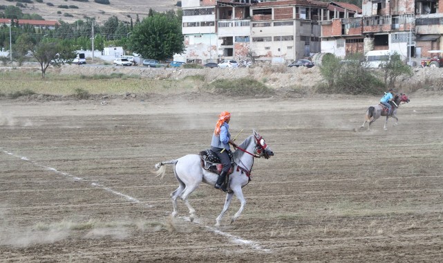 Kula'da atlı cirit müsabakaları nefes kesti