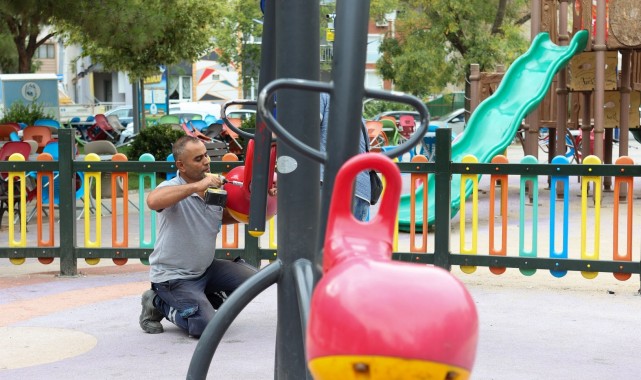 Manisa'da parklara bakım onarım çalışması