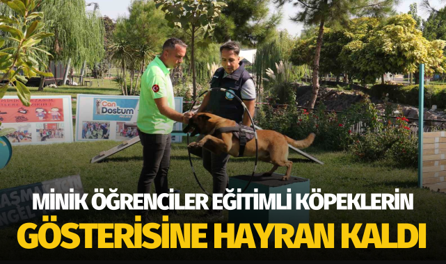 Minik öğrenciler eğitimli köpeklerin gösterisine hayran kaldı